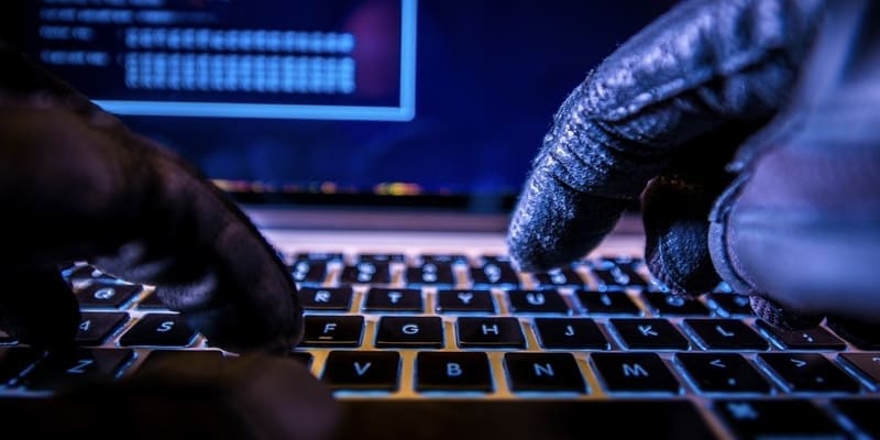 Người chơi có thể đưa ra quyết định có nên dùng tool hack?